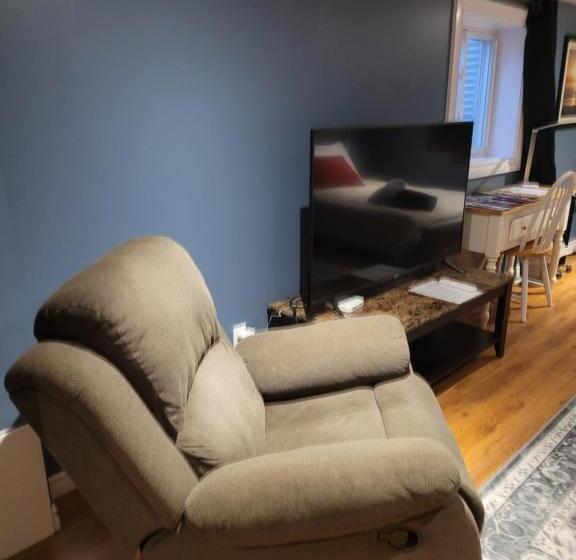 تختخواب و صبحانه Close To Everything In The Falls And Notl