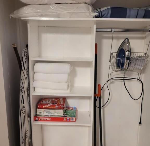 تختخواب و صبحانه Close To Everything In The Falls And Notl