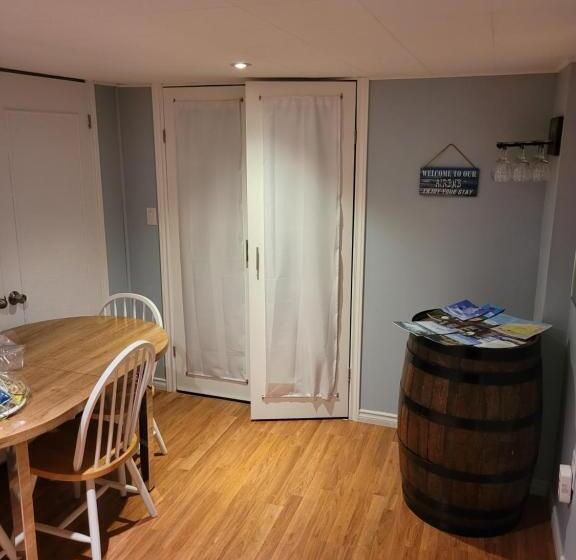 تختخواب و صبحانه Close To Everything In The Falls And Notl