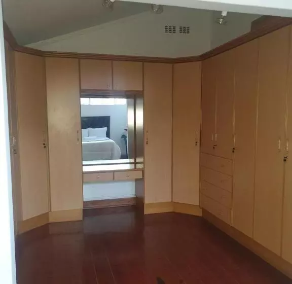 تختخواب و صبحانه Hkm Guest House