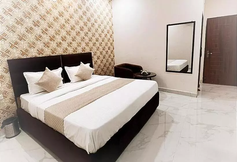 ホテル Golden A Class    By Sky Prop    Firozpur Road Ludhiana