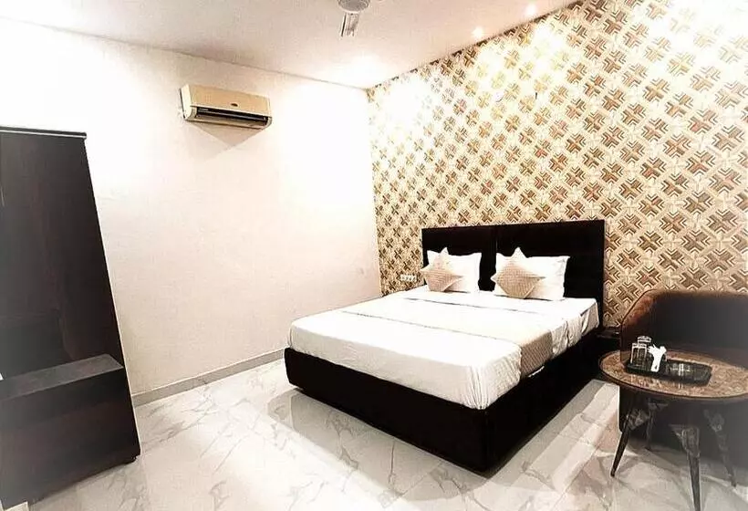 ホテル Golden A Class    By Sky Prop    Firozpur Road Ludhiana