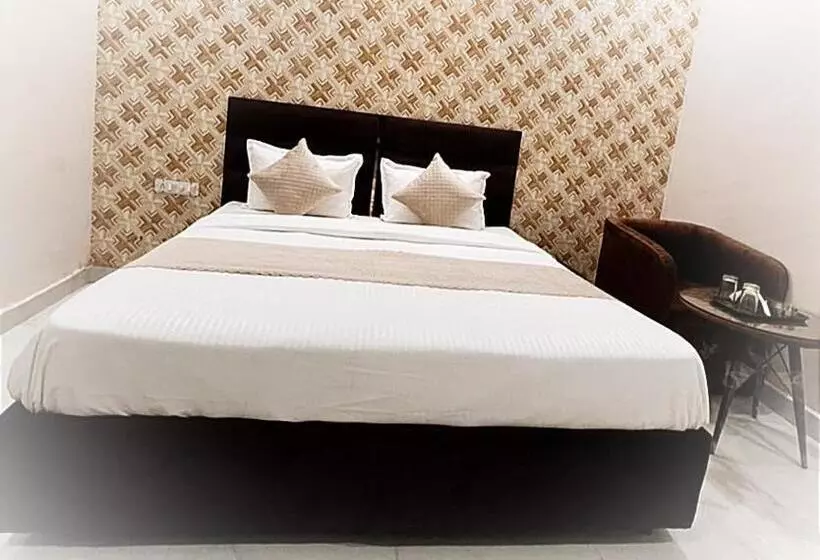 ホテル Golden A Class    By Sky Prop    Firozpur Road Ludhiana