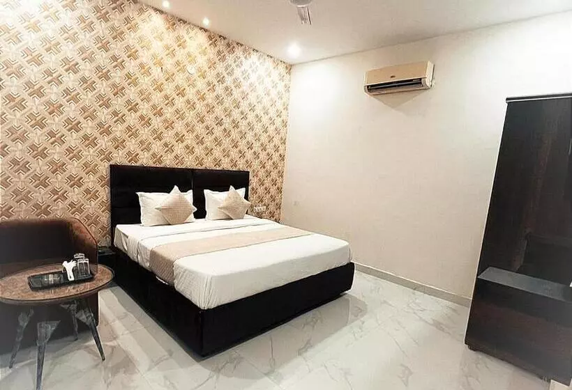 ホテル Golden A Class    By Sky Prop    Firozpur Road Ludhiana