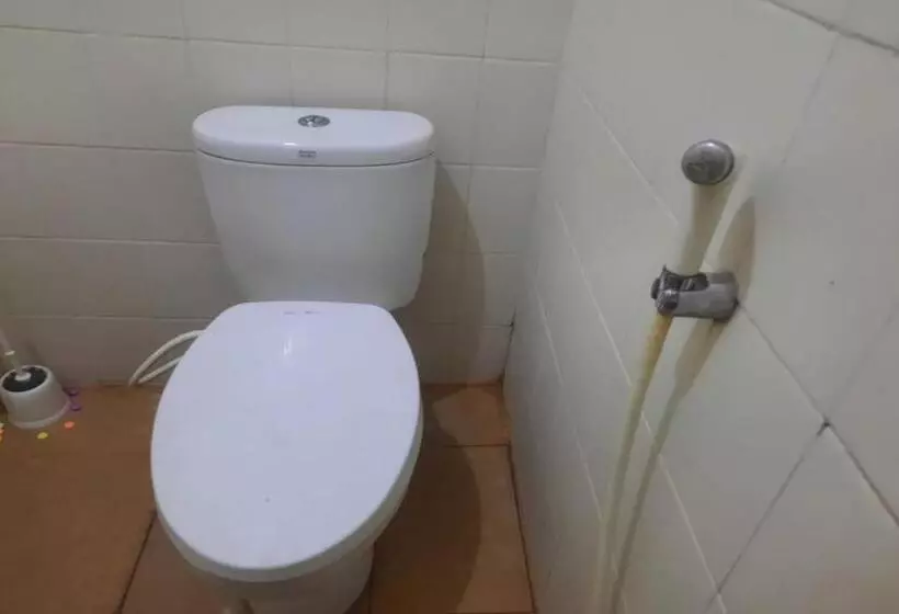 Hotelli Oyo Life 93160 Kost Jenny Karawang