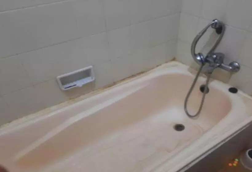 Hotelli Oyo Life 93160 Kost Jenny Karawang