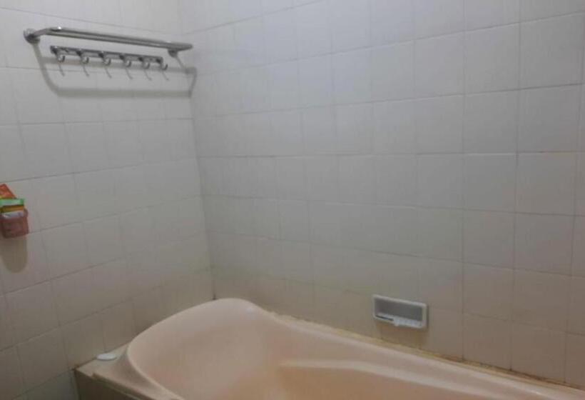 Отель Oyo Life 93160 Kost Jenny Karawang