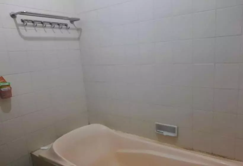 Hotelli Oyo Life 93160 Kost Jenny Karawang