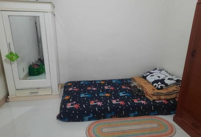 Отель Oyo Life 93160 Kost Jenny Karawang