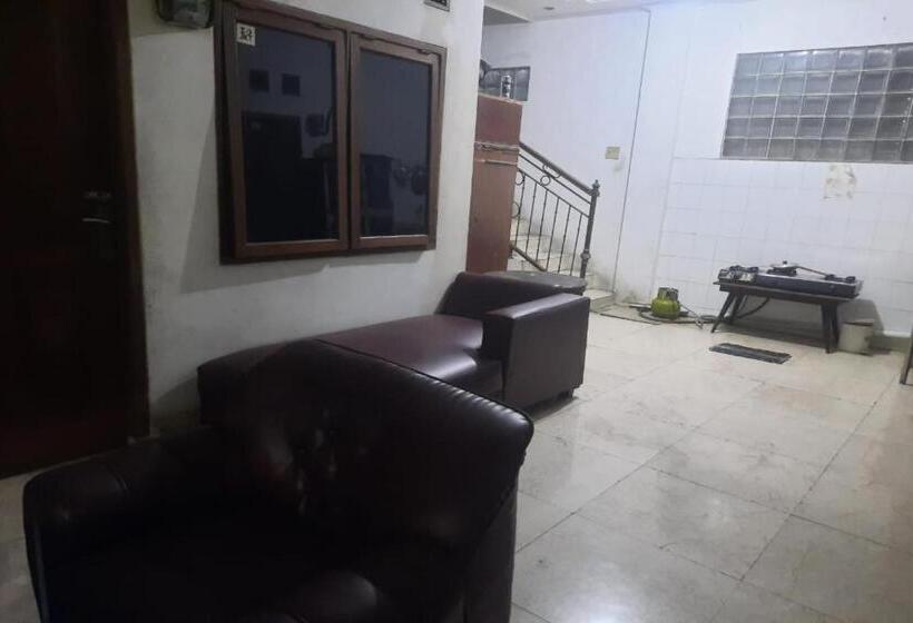 Отель Oyo Life 93160 Kost Jenny Karawang