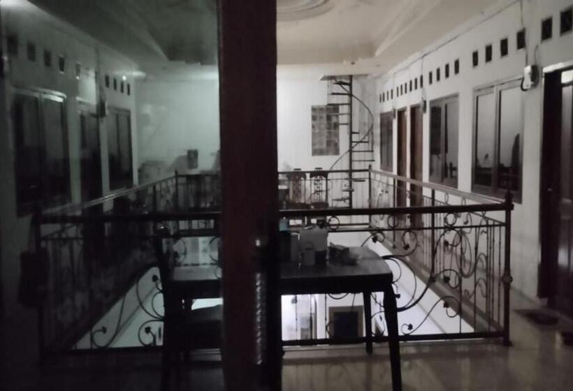 فندق Oyo Life 93160 Kost Jenny Karawang