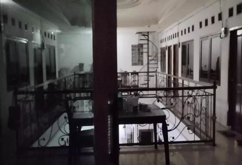 Hotelli Oyo Life 93160 Kost Jenny Karawang