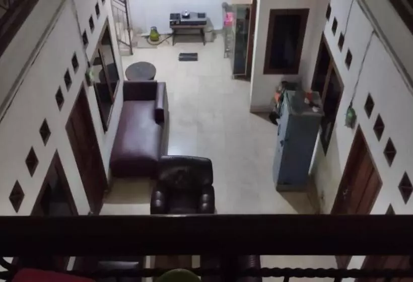 Hotelli Oyo Life 93160 Kost Jenny Karawang