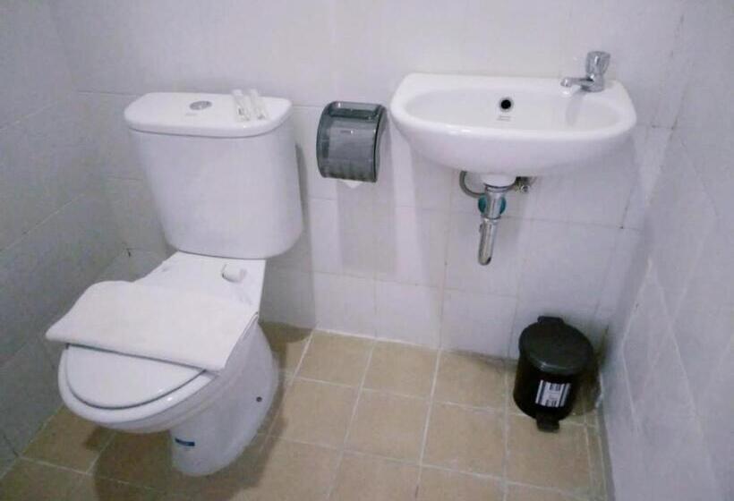 בית מלון כפרי Shero Transpark Bekasi