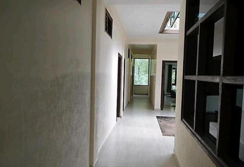 Hotel Aar Kempty Lake Resort