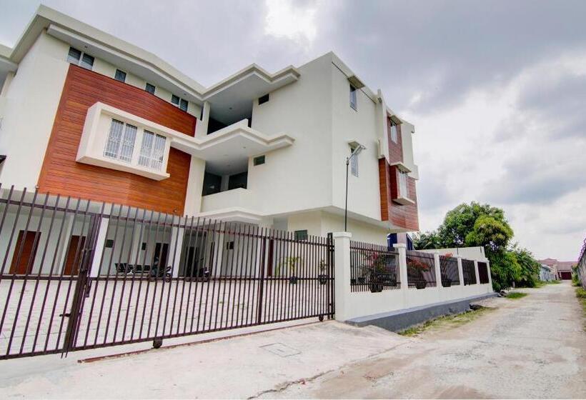 בית מלון כפרי Oyo 93190 Sartika Gh Syariah