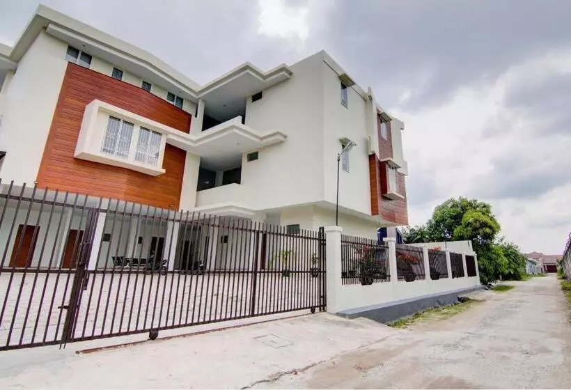 ホテル Oyo 93190 Sartika Gh Syariah