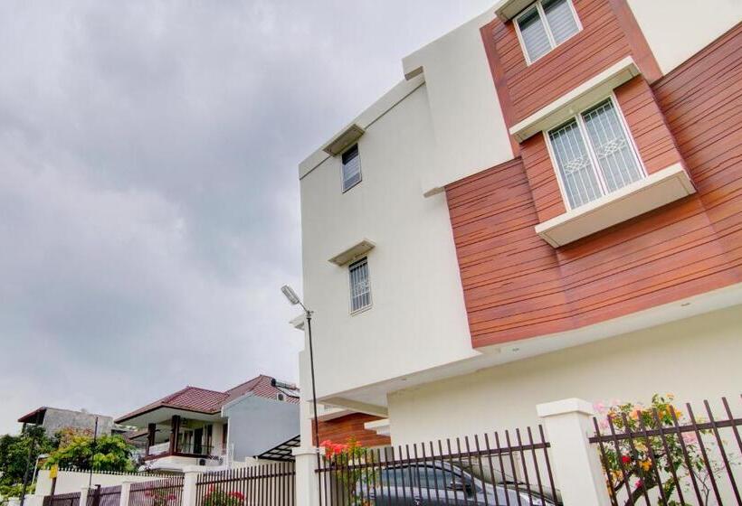 בית מלון כפרי Oyo 93190 Sartika Gh Syariah