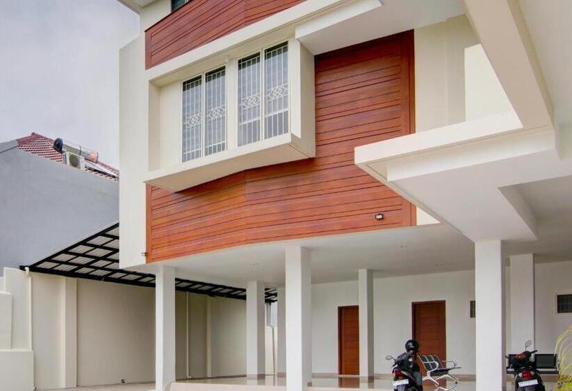 בית מלון כפרי Oyo 93190 Sartika Gh Syariah