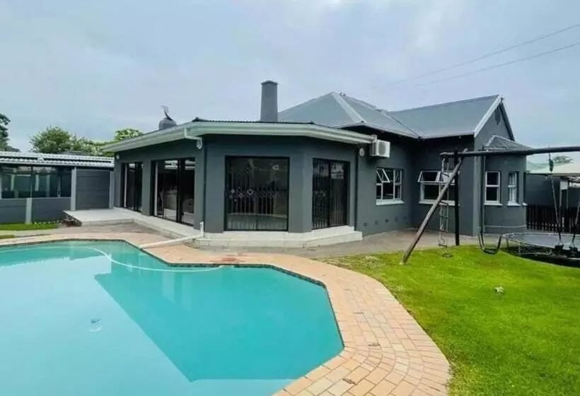 Majatalo 2 On Haig Accommodation, Selbourne, East London