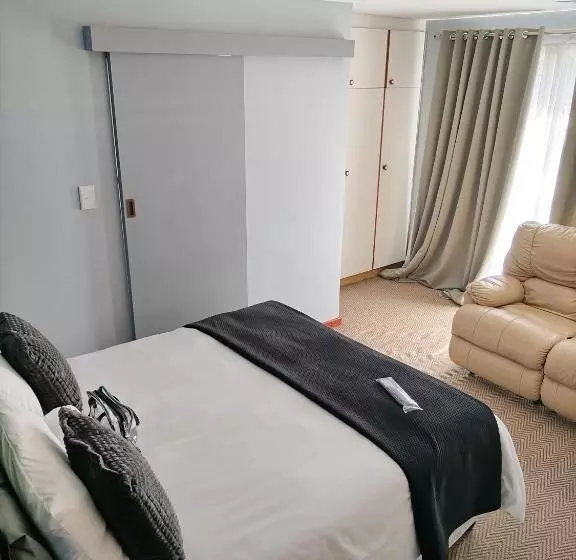 Majatalo 2 On Haig Accommodation, Selbourne, East London