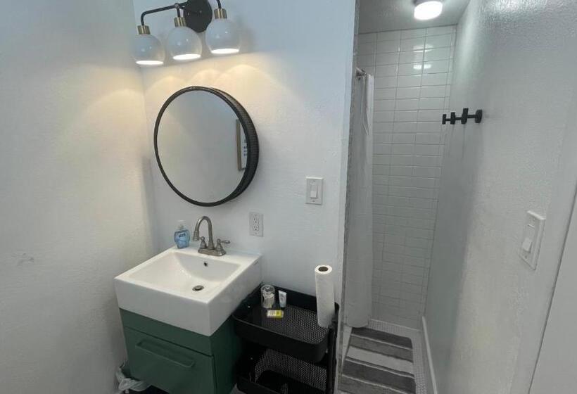 ペンション Beautiful Cottage At 37th Ave!