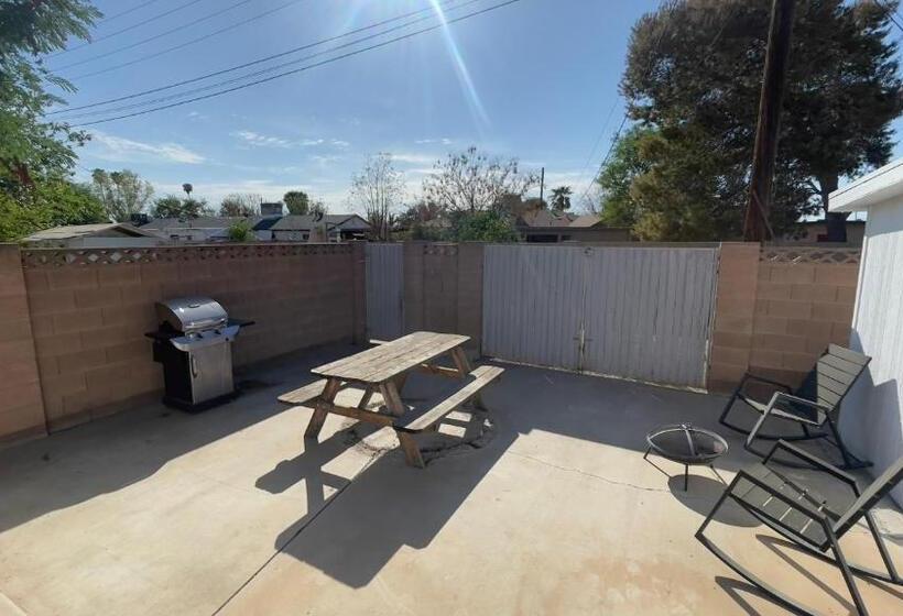 ペンション Beautiful Cottage At 37th Ave!