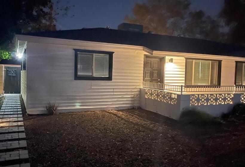 ペンション Beautiful Cottage At 37th Ave!