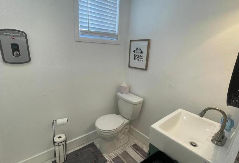 ペンション Beautiful Cottage At 37th Ave!