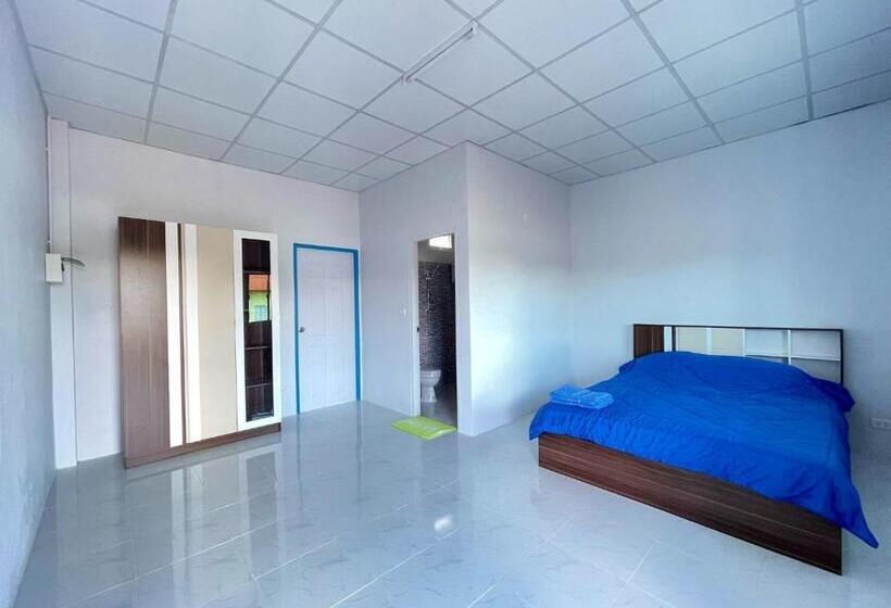 הוסטל Aviator Club Restaurant & Resort