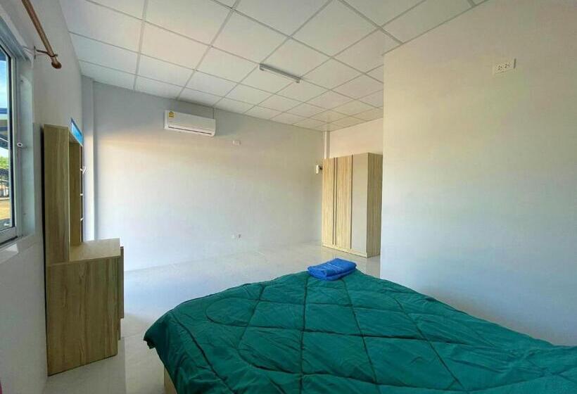 הוסטל Aviator Club Restaurant & Resort