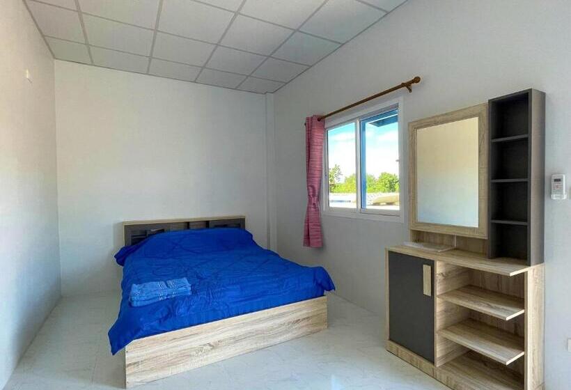 הוסטל Aviator Club Restaurant & Resort