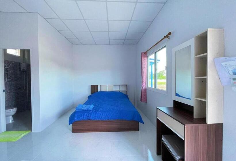 הוסטל Aviator Club Restaurant & Resort