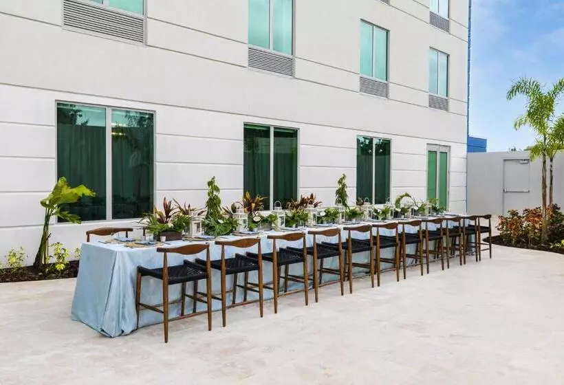 هتل Fairfield By Marriott Luquillo Beach