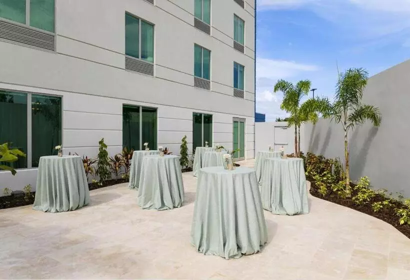 هتل Fairfield By Marriott Luquillo Beach