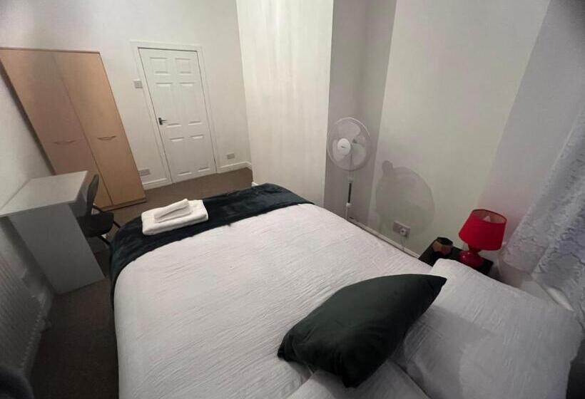 ペンション The Coral Guest House 1 Fratton Park Portsmouth