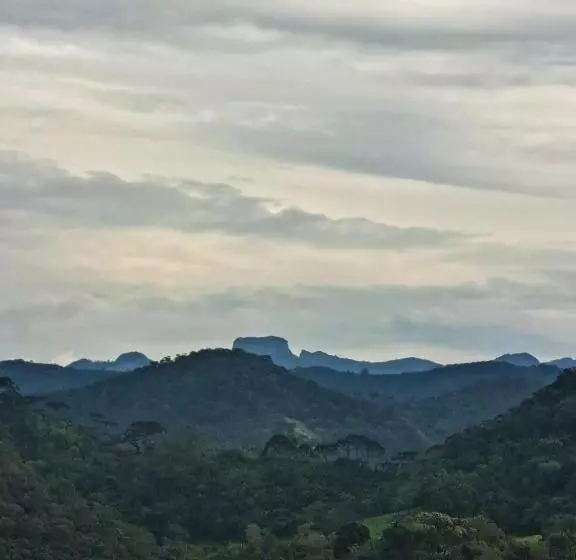Retkeilymaja Embahu Suítes   Vista Para Pedra Do Baú E Banheira De Imersão