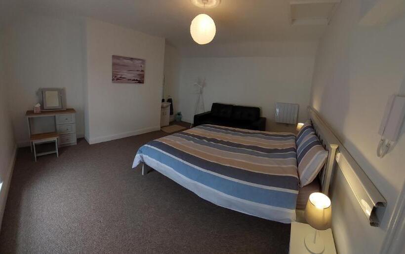 민박 Keeles Townhouse