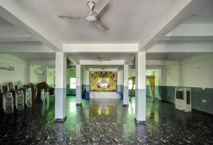 ホテル Oyo Flagship 81277 Om Shanti Aavashiya