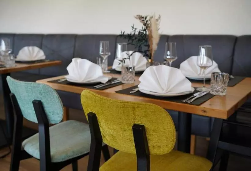 ホテル Vorgebirgsblick   Restaurant Biergarten Gästehaus