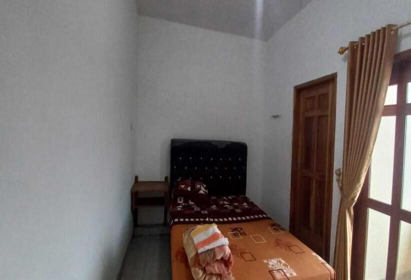 Hotel Oyo 92533 Harjuna Guest House