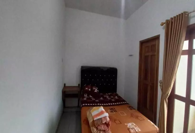Hotelli Oyo 92533 Harjuna Guest House