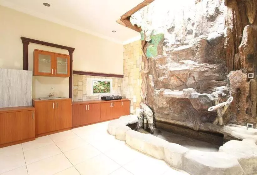 Hotelli Oyo 92533 Harjuna Guest House
