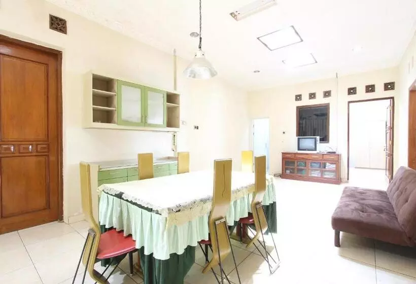 Hotelli Oyo 92533 Harjuna Guest House