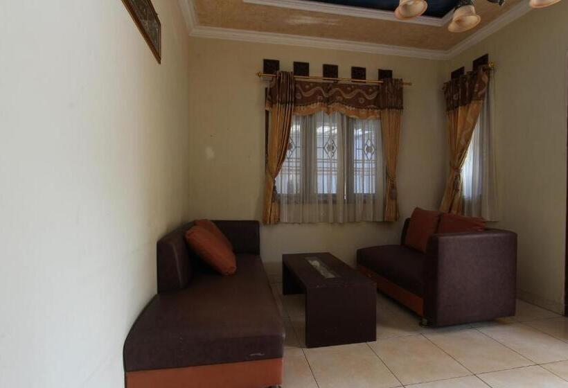 Hotel Oyo 92533 Harjuna Guest House