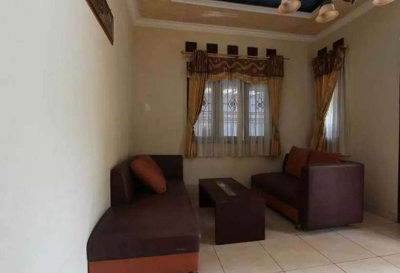 Hotelli Oyo 92533 Harjuna Guest House