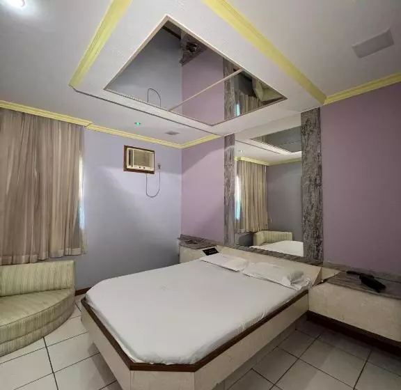 Status Motel