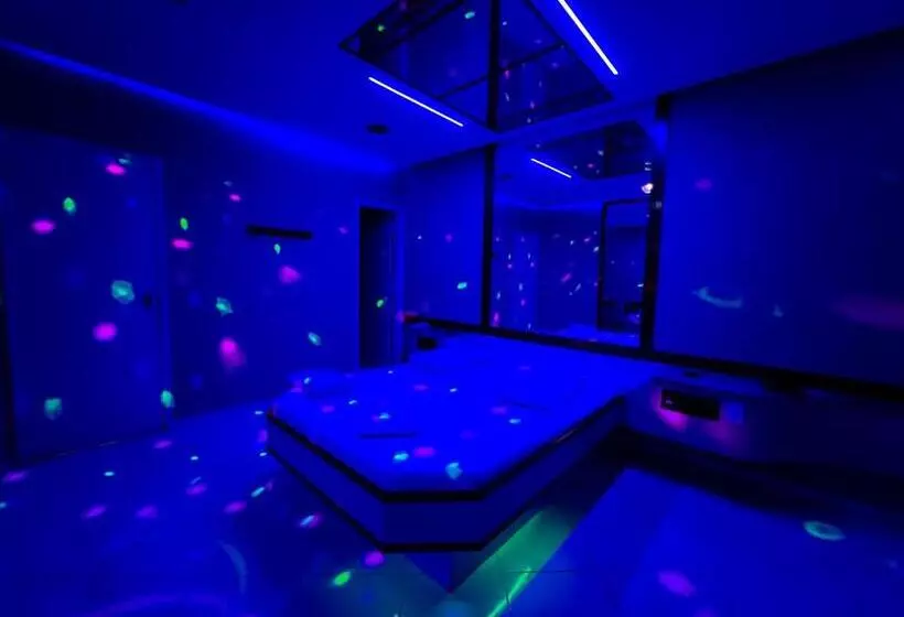Status Motel