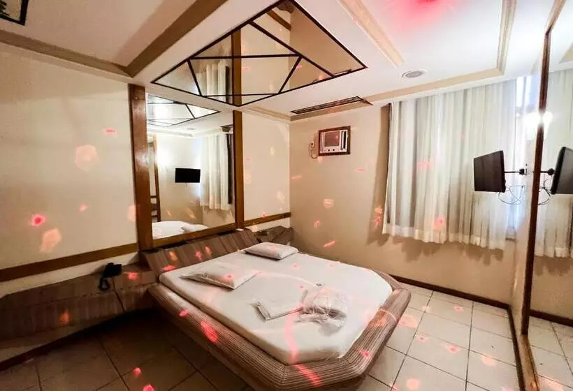 Status Motel