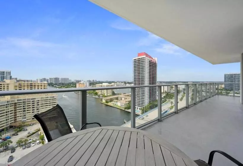Hyde Beach House Waterway